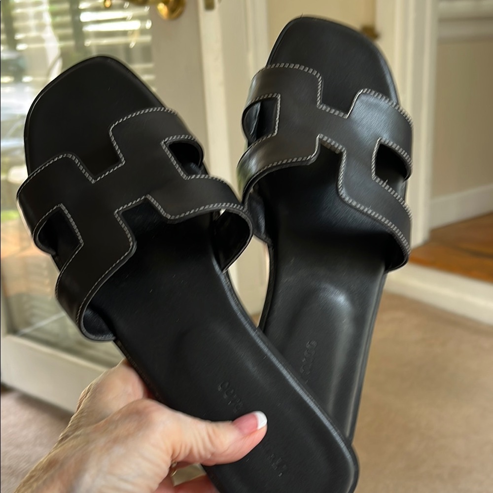 Adorable black leather sandle size 38 euc